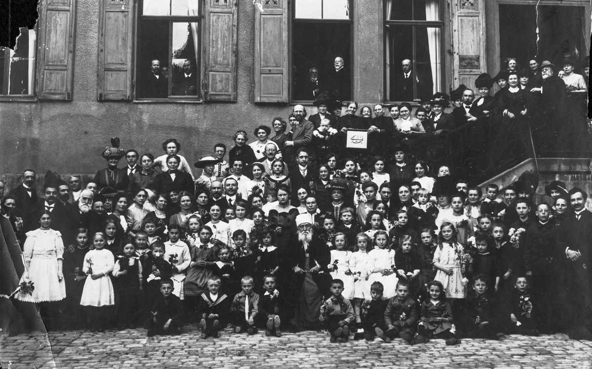 ‘Abdu’l-Bahá with a group of friends in Stuttgart, Germany, 4 April 1913. Copyright © Bahá'í International Community.